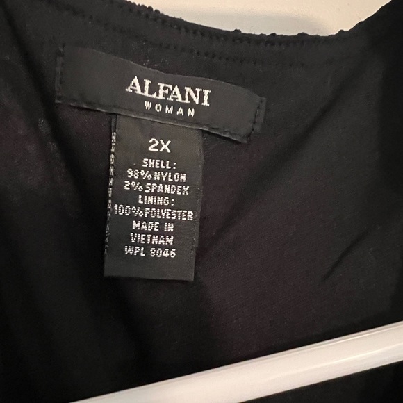 Woman’s plus size black sleeveless dress - Picture 3 of 3